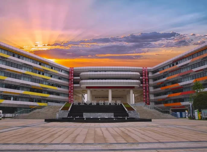 ���ɶ�����ͻ��-������κ�����_MG������Ϸ������̤�������� || ��У�������Ƭ